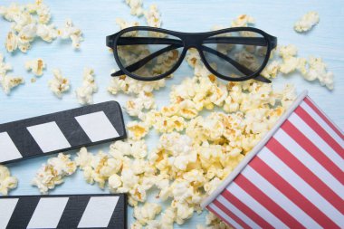hafif bir arka plan üzerinde 3 d gözlük ve filme için bir çift bir cam dağınık patlamış mısır ile