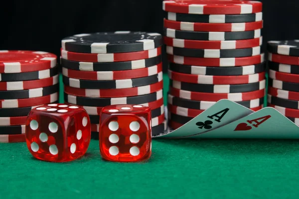 Fondo Pilas Fichas Para Jugar Casino Dos Cartas Dobladas Para — Foto de Stock