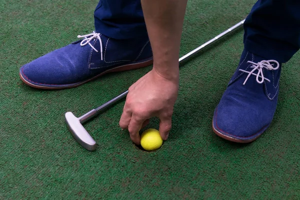 Minigolf Jugador Tira Una Bola Amarilla Desde Vista Del Agujero — Foto de Stock