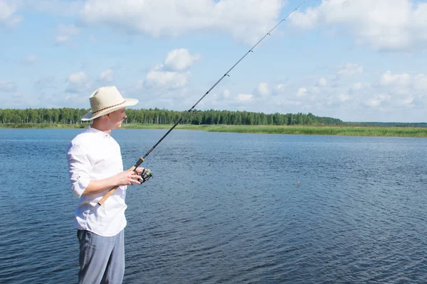 Активний Відпочинок Чоловік Риболовля Озері Ясний Сонячний День — стокове фото