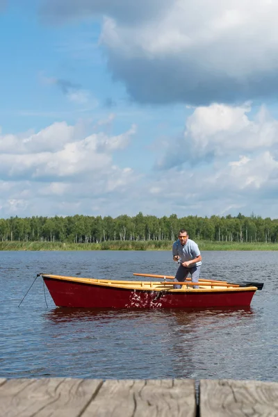 Rybář Loď Táhne Ulovených Ryb Předení — Stock fotografie