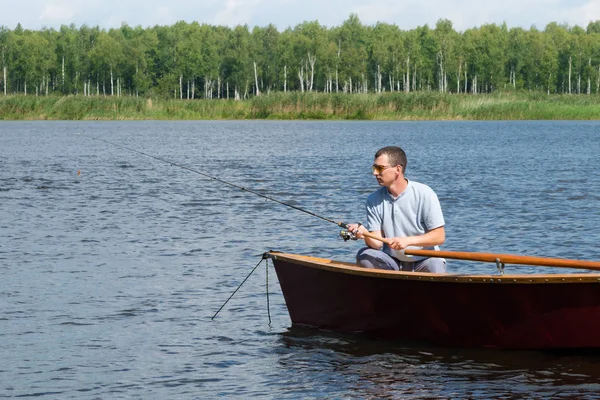 Adam Bir Teknede Oturur Balık Iplik Tarafından Nehirde Yakalar — Stok fotoğraf