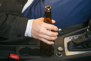 -bir şişe bira alkollü içki içme arabada tutan elini, kapat