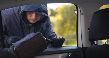 yasa kırılma, hırsız çantayı araba pencereden dışarı çeker