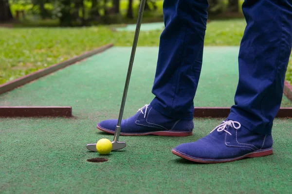 Ostatni Strzał Piłki Kieszeni Mini Golf Club Szczegół Męskie Nogi — Zdjęcie stockowe