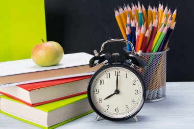 öğrenmek için tablo kitaplar üzerinde bir ışık snack Apple ve çalar saat