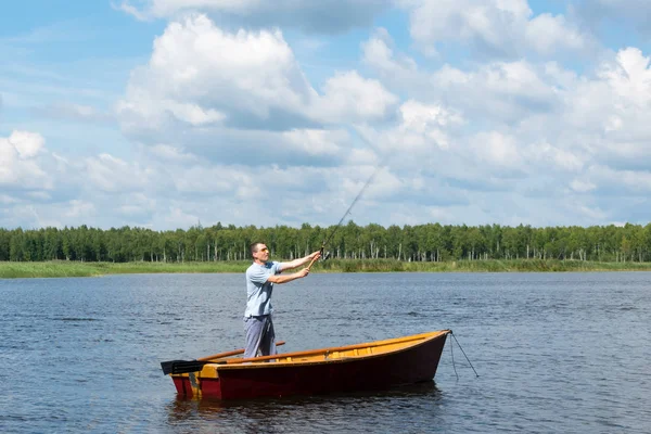 Nehri Üzerinde Bir Tekne Bir Adamdan Iplik Için Balık Tutma — Stok fotoğraf