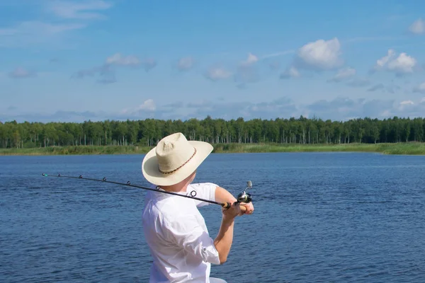 空と地平線 男の風景は 魚をキャッチする釣り竿をスローします — ストック写真