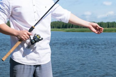 Önden Görünüm, bir adam bir olta balıkçılık yakın çekim için tutar.
