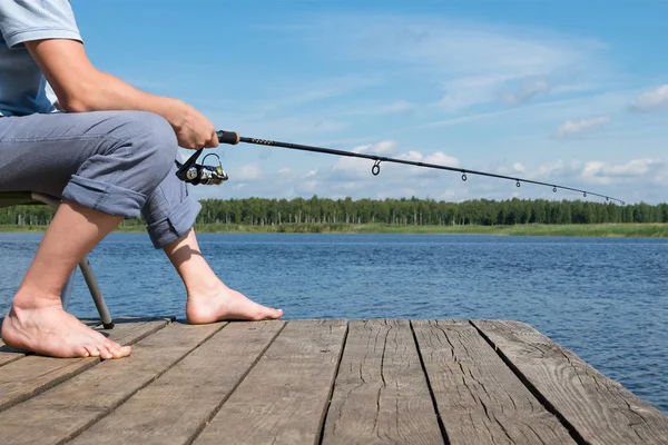 Pescador Senta Uma Cadeira Captura Peixes Cais Isca — Fotografia de Stock