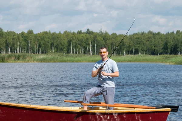 Vista Frontal Hombre Pie Barco Río Está Pescando Para Girar —  Fotos de Stock