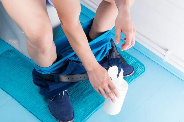 Ein Junger Mann Auf Der Toilette Hält Eine Packung Feuchttücher — Stockfoto