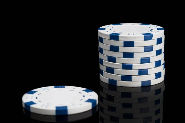 黒の背景に白のポーカー用のチップの束反映 — ストック写真