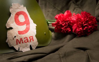 katranlı muşamba, 9 Mayıs üzerinde yazıt ile kağıt ve bir buket çiçek kırmızı karanfiller arka plan üzerinde