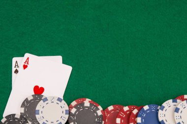 Yeşil tablo, iki as ve dağınık blackjack cips, sağ tarafta bir yer yazıt için