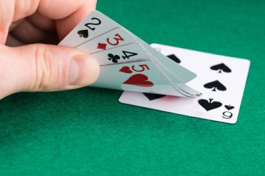 Yeşil poker masasında kartları kazanma kavramı