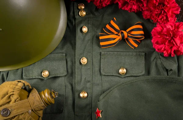 Uniforme Militar Fita São Jorge Forma Arco Capacete Buquê Cravos — Fotografia de Stock