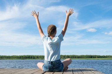 güzel bir günde gölde sabah egzersizleri yapıyor kız