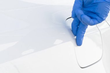 lastik eldiven elinde benzin depo kapağı arabada, closeup kapatır
