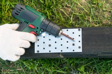 elektrikli tornavida yalanlar üzerine bir ahşap yapı, portre