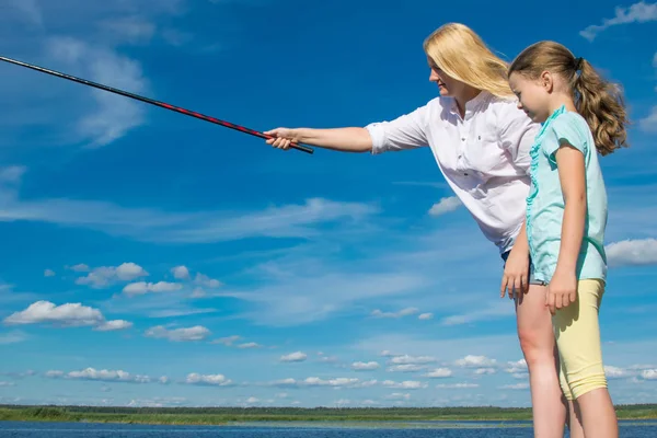 Mamá Enseña Hija Pescar Muelle Contra Cielo Azul —  Fotos de Stock