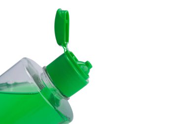 yakın çekim, açık şampuan dispenser, yeşil, sağ orada beyaz bir arka plan üzerinde yazıt için bir yer