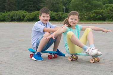 erkek ve kız spor kurullarında oynamak, birbirlerine rulo