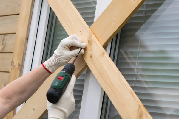 Hombre Tuerce Tablas Con Destornillador Ventana Frente Desastre Natural — Foto de Stock