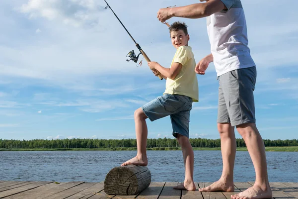 Papà Aiuta Figlio Svelare Lenza Una Filatura Durante Pesca Sul — Foto Stock