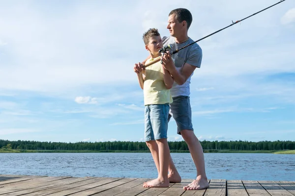 Babam Oğluna Nehirde Dönerken Balık Avlamayı Öğretiyor — Stok fotoğraf