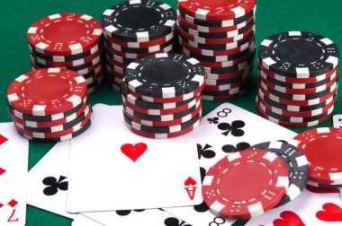 bir arka plan olarak poker kartları, yeşil bir masa üzerinde, cips ile çevrili