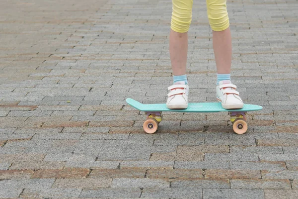 Przed Kamienną Nawierzchnią Zbliżenie Planszy Sportowej Stóp Dziecka Nim Jest — Zdjęcie stockowe