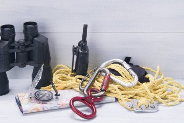 hafif bir arka plan, gezgin, dürbün, karabina, pusula, harita, walkie-talkie ve halat için öğeleri bir dizi