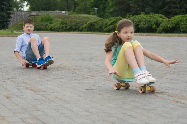 Parque Aire Libre Niño Una Niña Montando Monopatín Sentados Los —  Fotos de Stock