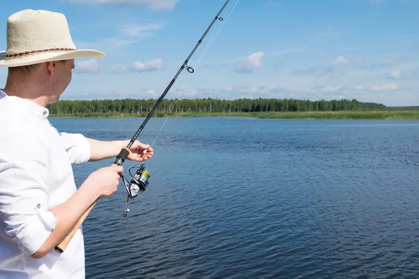 Риболовля Влітку Сонячну Погоду Прекрасному Озері — стокове фото