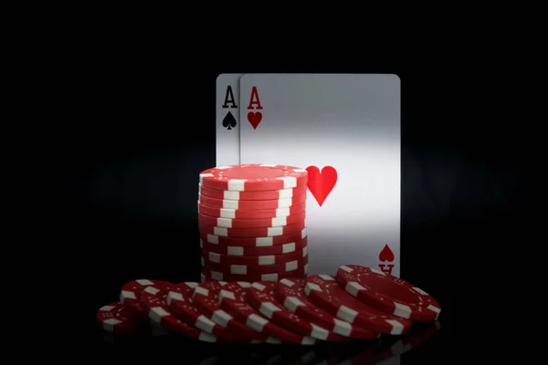 Karty Dużego Nominału Pokera Wyróżnione Kolorem Czarnym Wraz Czerwonymi Żetonami — Zdjęcie stockowe