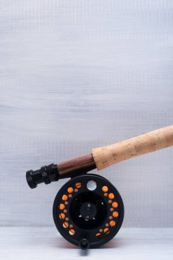 gri arka plan üzerinde turuncu olta ile olta ve makara, yakın çekim