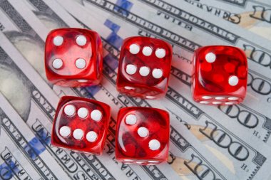 Amerikan doları arka planda karşı, üst üste ortaya koydu, kumar için kırmızı zar vardır