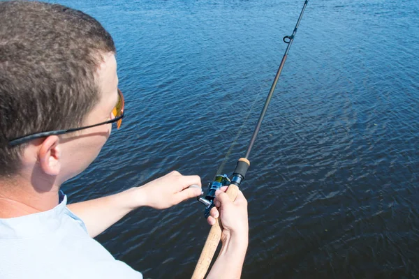 クローズアップ 湖に対して 黄色の眼鏡をかけた男 釣りのための釣り竿を保持 — ストック写真
