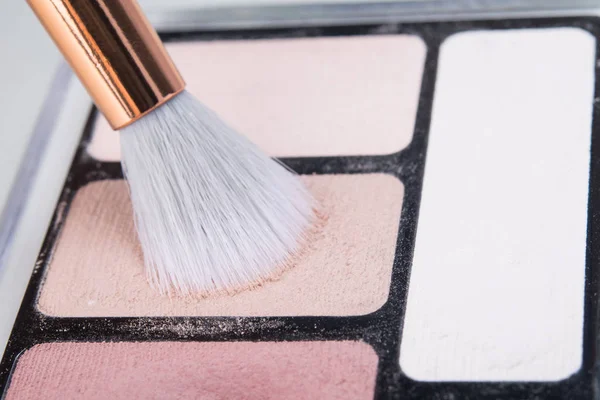 Primer Plano Del Pincel Trabajo Del Maquillador Con Sombras Para —  Fotos de Stock