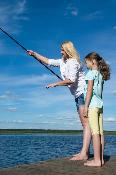 Donna Con Sua Figlia Sta Pescando Nel Tempo Soleggiato — Foto Stock