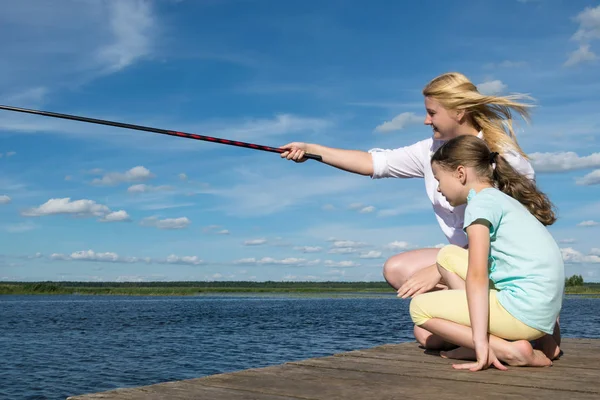 Donna Con Sua Figlia Sta Pescando Sul Molo Nel Tempo — Foto Stock