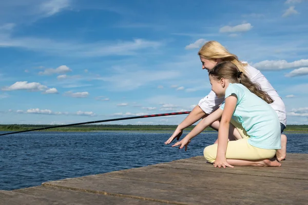 Mulher Com Sua Filha Está Pescando Cais Tempo Ensolarado Vista — Fotografia de Stock