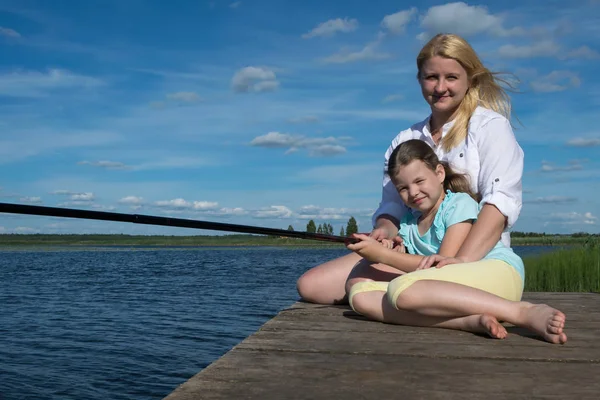 Madre Figlia Stanno Riposando Sul Molo Bellissimo Lago — Foto Stock