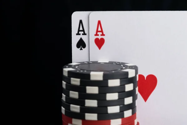 ポーカーチップとカード 黒い背景にクローズアップ — ストック写真
