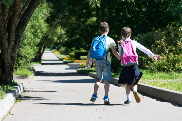 Barnen Sprang Iväg Från Skolan Med Lektionerna Bra Väder — Stockfoto