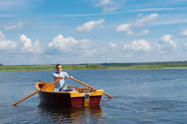 Homem Óculos Amarelos Navegando Barco Com Uma Vara Pesca Remos — Fotografia de Stock