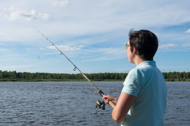 hafta sonu aktif boş nehirde kız balıkçılık