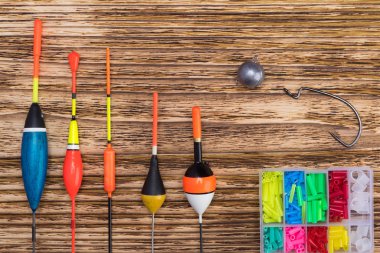 çeşitli balıkçılık yüzer yanmış ahşap arka plan üzerinde yalan