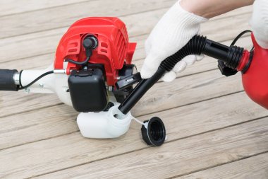 eldivenli eller çim biçme makinesine yakıt ikmali, yakın çekim